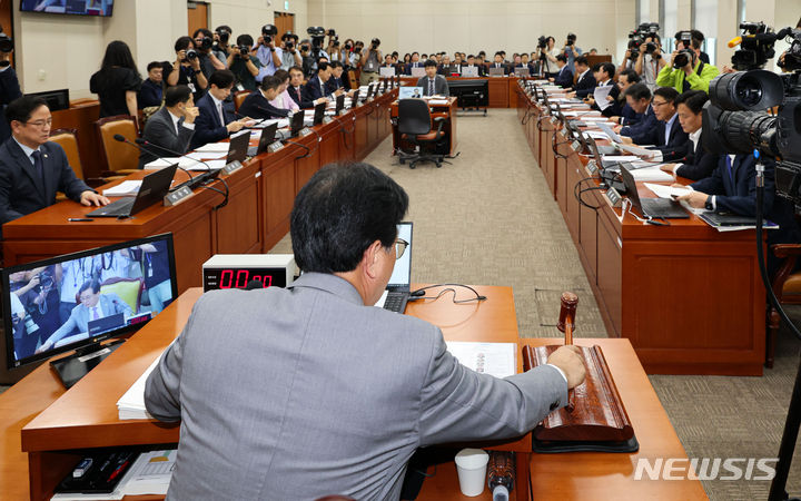 [서울=뉴시스] 권창회 기자 = 송언석 국회 기획재정위원장이 9일 오전 서울 여의도 국회에서 열린 기획재정위원회 전체회의에서 의사봉을 두드리고 있다. 2024.07.09. kch0523@newsis.com