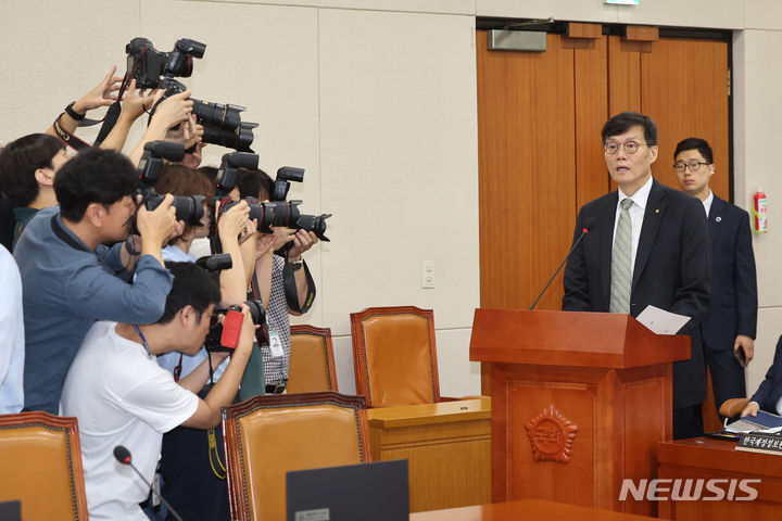 [서울=뉴시스] 권창회 기자 = 이창용 한국은행 총재가 9일 오전 서울 여의도 국회에서 열린 기획재정위원회 전체회의에서 업무보고를 하고 있다. 2024.07.09. kch0523@newsis.com