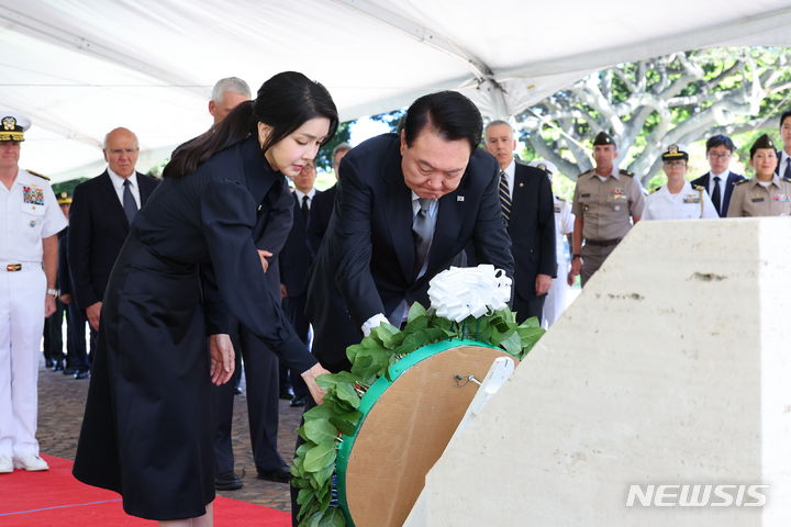 [호놀룰루=뉴시스] 최진석 기자 = 윤석열 대통령과 부인 김건희 여사가 8일(현지시각) 미국 하와이 국립 태평양 기념묘지에 헌화하고 있다. 2024.07.09. myjs@newsis.com