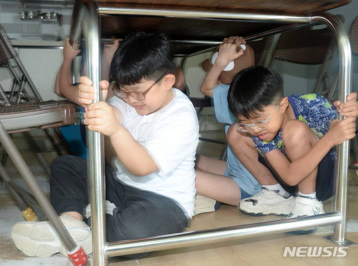 [임실=뉴시스] 김얼 기자 = 9일 전북 임실군에 위치한 전북특별자치도 119안전체험관을 찾은 어린이들이 진지한 모습으로 지진 대피훈련을 하고 있다. 2024.07.09. pmkeul@newsis.com