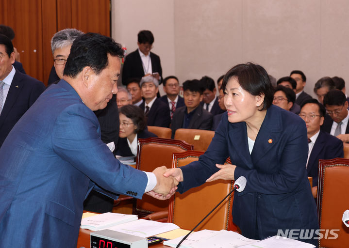 [서울=뉴시스] 고승민 기자 = 송미령 농림축산식품부 장관이 9일 서울 여의도 국회에서 열린 제1차 농림축산식품해양수산위원회 전체회의에서 어기구 농해수위원장과 인사를 하고 있다. 2024.07.09. kkssmm99@newsis.com