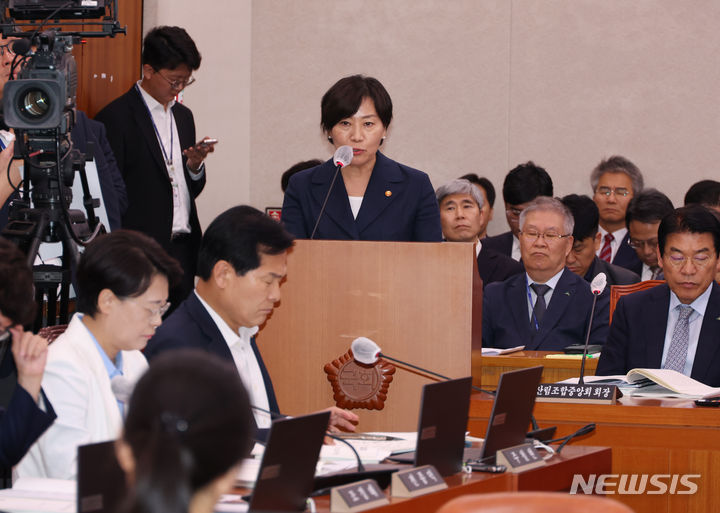 [서울=뉴시스] 고승민 기자 = 송미령 농림축산식품부 장관이 9일 서울 여의도 국회에서 열린 제1차 농림축산식품해양수산위원회 전체회의에서 업무보고를 하고 있다. 2024.07.09. kkssmm99@newsis.com