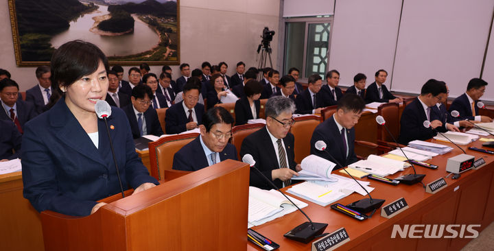 [서울=뉴시스] 고승민 기자 = 송미령 농림축산식품부 장관이 9일 서울 여의도 국회에서 열린 제1차 농림축산식품해양수산위원회 전체회의에서 업무보고를 하고 있다. 2024.07.09. kkssmm99@newsis.com