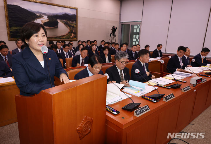 [서울=뉴시스] 고승민 기자 = 송미령 농림축산식품부 장관이 9일 서울 여의도 국회에서 열린 제1차 농림축산식품해양수산위원회 전체회의에서 업무보고를 하고 있다. 2024.07.09. kkssmm99@newsis.com