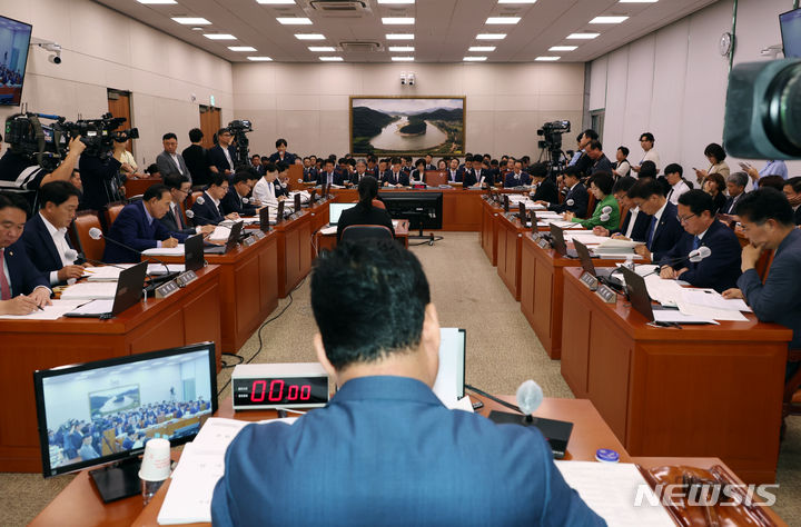 [서울=뉴시스] 고승민 기자 = 어기구 농해수위원장이 9일 서울 여의도 국회에서 제1차 농림축산식품해양수산위원회 전체회의를 주재하고 있다. 2024.07.09. kkssmm99@newsis.com