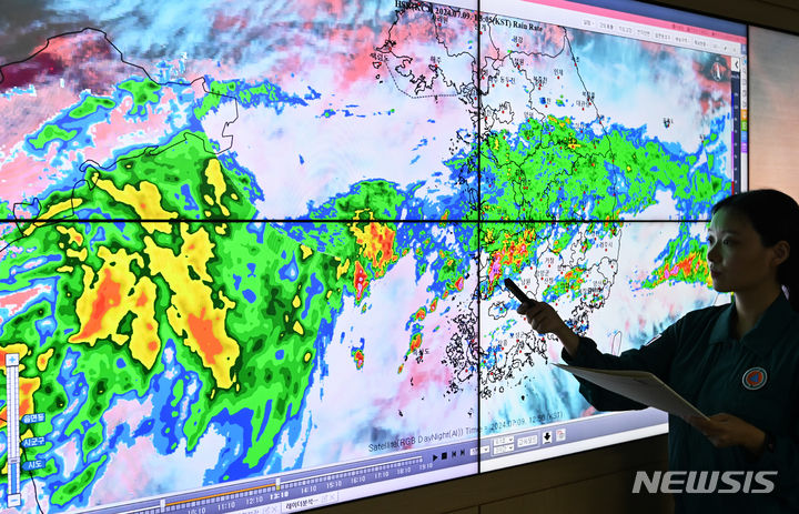 [수원=뉴시스] 김종택 기자 = 장맛비가 내린 9일 경기도 수원시 권선구 수도권기상청에서 예보관이 비구름의 이동 경로를 예의주시하고 있다.기상청에 따르면 "오늘 밤부터 내일 오전 사이에는 전국 곳곳에 저기압과 정체전선의 영향을 받는 지역을 중심으로 최대 150mm 이상의 많은 비가 내리는 곳이 있겠다"고 예보했다. 2024.07.09. jtk@newsis.com