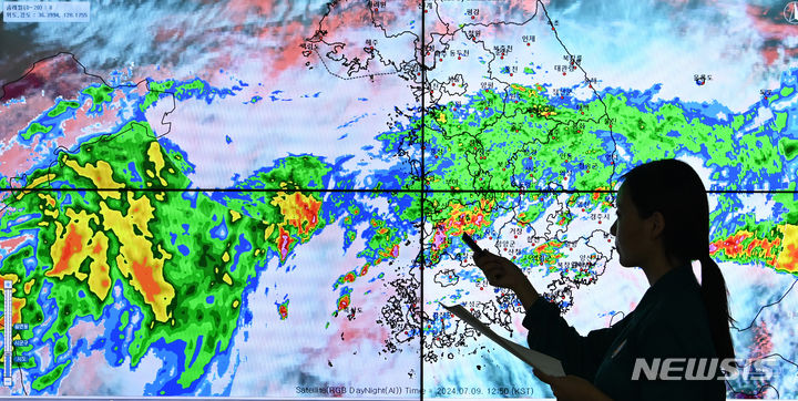 [수원=뉴시스] 김종택 기자 = 장맛비가 내린 9일 경기도 수원시 권선구 수도권기상청에서 예보관이 비구름의 이동 경로를 예의주시하고 있다. 2024.07.22.