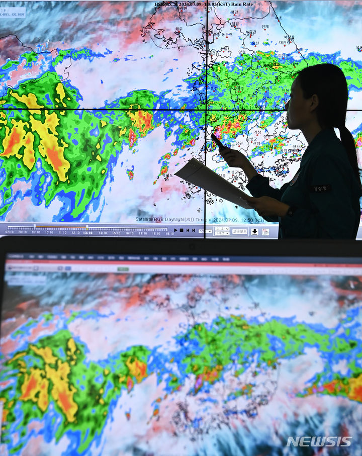 [수원=뉴시스] 김종택 기자 = 장맛비가 내린 9일 경기도 수원시 권선구 수도권기상청에서 예보관이 비구름의 이동 경로를 예의주시하고 있다.기상청에 따르면 "오늘 밤부터 내일 오전 사이에는 전국 곳곳에 저기압과 정체전선의 영향을 받는 지역을 중심으로 최대 150mm 이상의 많은 비가 내리는 곳이 있겠다"고 예보했다. 2024.07.09. jtk@newsis.com