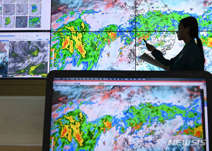 [수원=뉴시스] 김종택 기자 = 장맛비가 내린 9일 경기도 수원시 권선구 수도권기상청에서 예보관이 비구름의 이동 경로를 예의주시하고 있다.기상청에 따르면 "오늘 밤부터 내일 오전 사이에는 전국 곳곳에 저기압과 정체전선의 영향을 받는 지역을 중심으로 최대 150mm 이상의 많은 비가 내리는 곳이 있겠다"고 예보했다. 2024.07.09. jtk@newsis.com