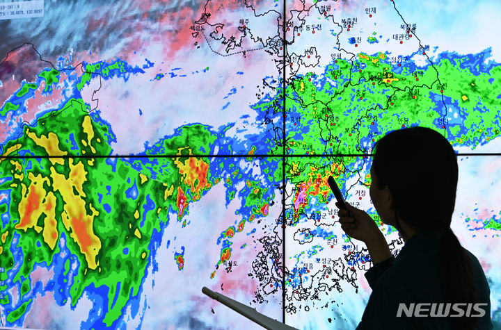 [수원=뉴시스] 김종택 기자 = 장맛비가 내린 9일 경기도 수원시 권선구 수도권기상청에서 예보관이 비구름의 이동 경로를 예의주시하고 있다.기상청에 따르면 "오늘 밤부터 내일 오전 사이에는 전국 곳곳에 저기압과 정체전선의 영향을 받는 지역을 중심으로 최대 150mm 이상의 많은 비가 내리는 곳이 있겠다"고 예보했다. 2024.07.09. jtk@newsis.com