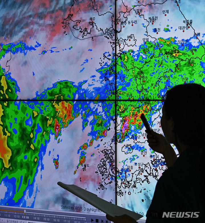 [수원=뉴시스] 김종택 기자 = 장맛비가 내린 9일 경기도 수원시 권선구 수도권기상청에서 예보관이 비구름의 이동 경로를 예의주시하고 있다.기상청에 따르면 "오늘 밤부터 내일 오전 사이에는 전국 곳곳에 저기압과 정체전선의 영향을 받는 지역을 중심으로 최대 150mm 이상의 많은 비가 내리는 곳이 있겠다"고 예보했다. 2024.07.09. jtk@newsis.com