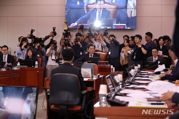 [서울=뉴시스] 고승민 기자 = 정청래 국회 법제사법위원장이 9일 서울 여의도 국회에서 열린 제1차 법제사법위원회 전체회의를 주재하고 있다. 2024.07.09. kkssmm99@newsis.com