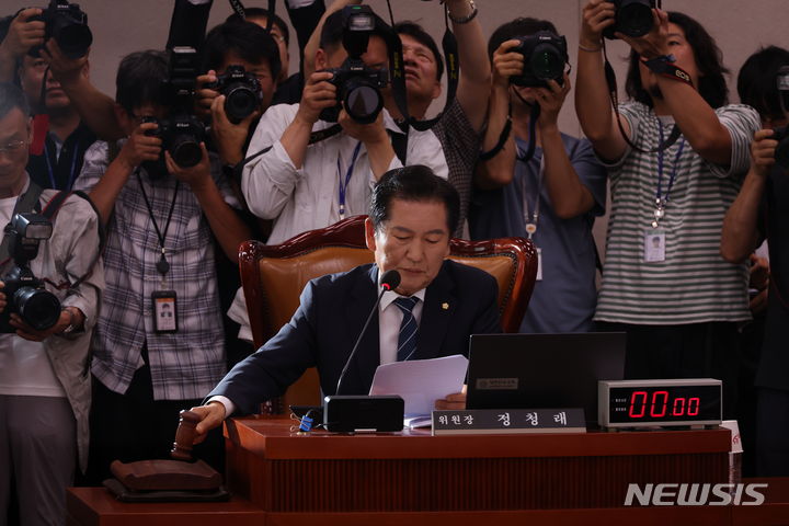 [서울=뉴시스] 고승민 기자 = 정청래 국회 법제사법위원장이 9일 서울 여의도 국회에서 열린 제1차 법제사법위원회 전체회의에서  의사봉을 두드리고 있다. 2024.07.09. kkssmm99@newsis.com