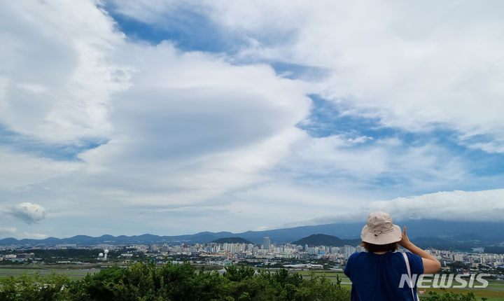 충북 구름 많음…낮 최고 35도
