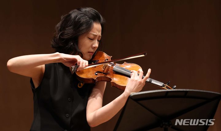[서울=뉴시스] 김선웅 기자 = 유럽에서 활동하는 바이올리니스트 클라라 주미 강(강주미)이 9일 서울 강남구 거암아트홀에서 열린 9월 전국 순회 리사이틀 공연 기자간담회에 참석해 연주를 선보이고 있다. 2024.07.09. mangusta@newsis.com