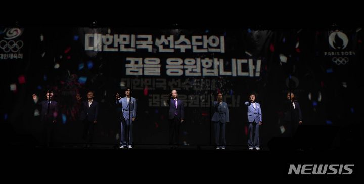 [서울=뉴시스] 최동준 기자 = 한덕수 국무총리가 9일 서울 송파구 올림픽공원 올림픽홀에서 열린 2024 파리올림픽 선수단 결단식에서 문화체육관광부 유인촌 장관, 이기흥 대한체육회장 및 참가선수단과 함께 선전 기원 세리머니를 하고 있다. (공동취재) 2024.07.09. photo@newsis.com