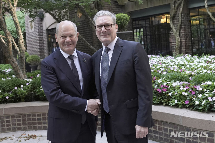 [AP/뉴시스] 영국 총리 취임 5일째인 키어 스타머 총리가 10일 하루 늦게 워싱턴의 나토 정상회의에 도착한 뒤 독일의 올라프 숄츠 총리와 양자 회담에 임하고 있다. 