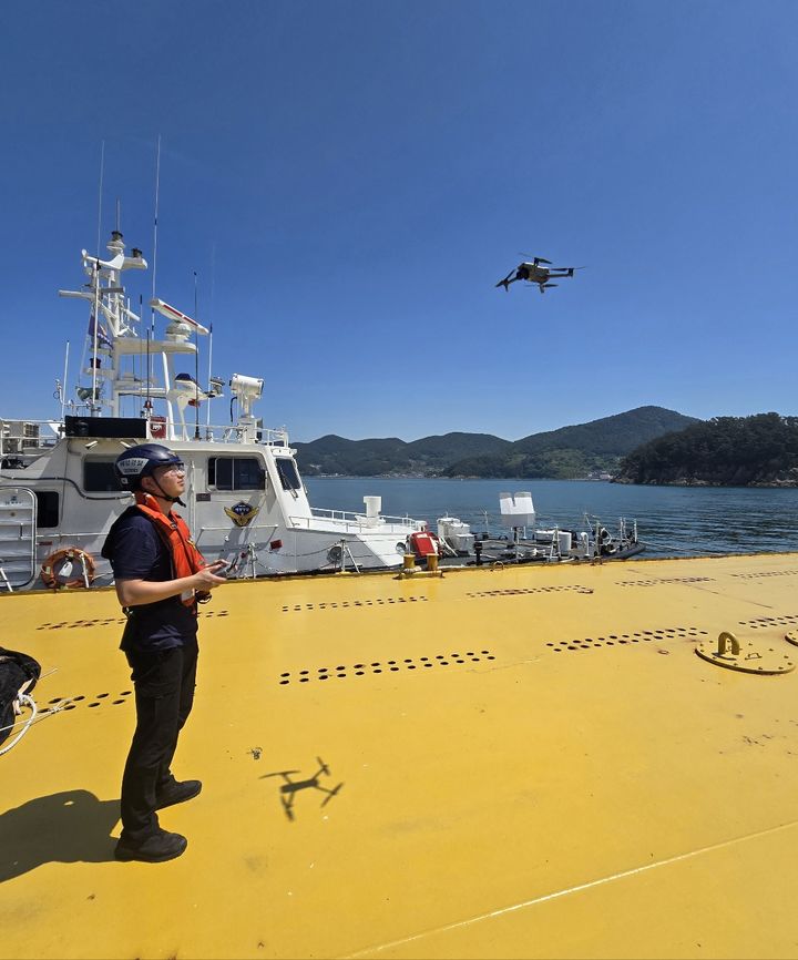 [통영=뉴시스] 신정철 기자= 통영해양경찰서(서장 한철웅)는 전국 해양경찰서 가운데 최초로 증강현실 접목한 바다지도 ‘바다 항공 로드뷰’를 제작, 7월의 적극행정 우수사례로 선정됐다고 10일 밝혔다. 사진은 통영해경 P-27정에 근무하는 이민우 순경이 드론 2대와 증강현실 기술을 이용하여 바다지도 ‘항공 로드뷰’를 촬영하고 있는 모습.(사진=통영해경 제공).2024.07.10. photo@newsis.com *재판매 및 DB 금지