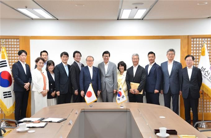 [부산=뉴시스] 박형준 부산시장과 부산시 관계자들이 9일 오후 시청 국제의전실에서 일본입헌민주당 한일우호의원연맹 의원들을 접견하고 기념촬영하고 있다.(사진=부산시 제공) 2024.07.10. photo@newsis.com *재판매 및 DB 금지