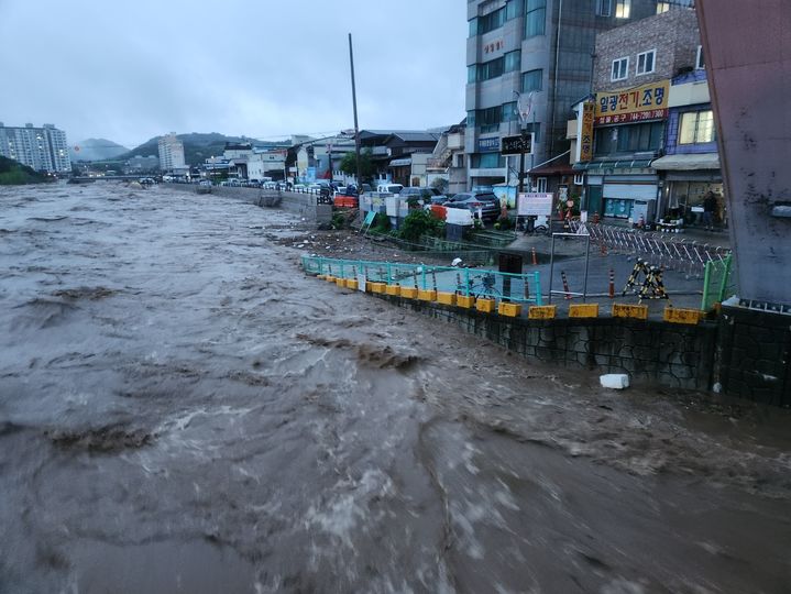 [영동=뉴시스] 안성수 기자 = 10일 오전 4시께 충북 영동군 영동천이 밤사이 내린 기습폭우로 범람하고 있다. (사진=영동군 제공) 2024.7.10. photo@newsis.com *재판매 및 DB 금지