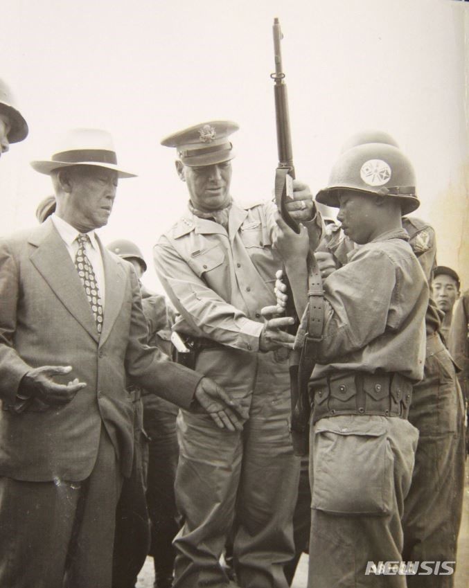 [서울=뉴시스] 국사편찬위원회 전자 사료관, 이승만 대통령과 Van Fleet 장군이 국군 9보병사단 검열 중 주한미군사고문단(KMAG) 훈련학교에서 국군 병사(소년병)의 소총을 관찰하는 모습. (사진=진실·화해를위한과거사정리위원회 제공) 2024.07.10. photo@newsis.com