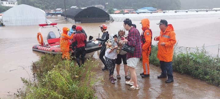 [대전=뉴시스]대전 서구 용촌동 마을전체가 침수돼 119구조대가 고무보트를 이용해 고립된 주민들을 구조하고 있다. 2024. 07. 10  *재판매 및 DB 금지