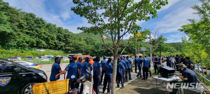 [의정부=뉴시스] 김도희 기자 = 10일 오전 경기 의정부시 소재 천보산 일대서 관계당국의 수색 작업이 이뤄지고 있다. 2024.07.10 kdh@newsis.com