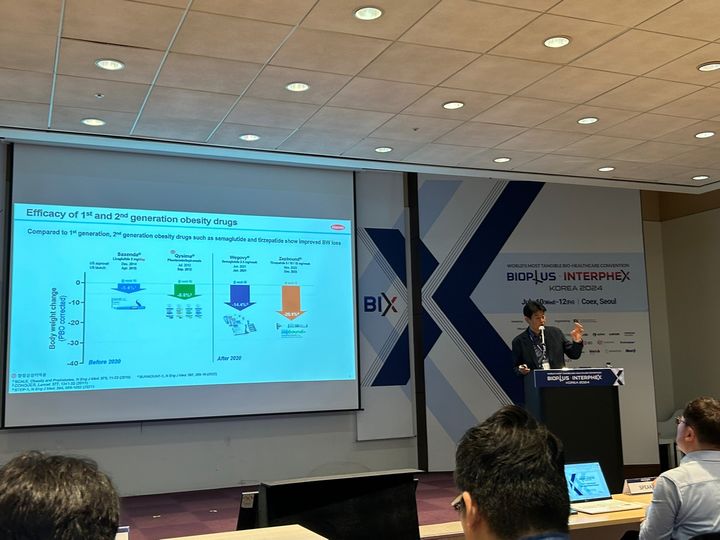 [서울=뉴시스] 황재희 기자 = 10일 서울 코엑스에서 열린 바이오플러스-인터펙스 코리아 'GLP-1: 비만치료제 시장의 적응증 확대 흐름’ 전문 세션에서 한미약품 최인영 R&D센터장(전무이사)이 발표하고 있다. photo@newsis.com *재판매 및 DB 금지