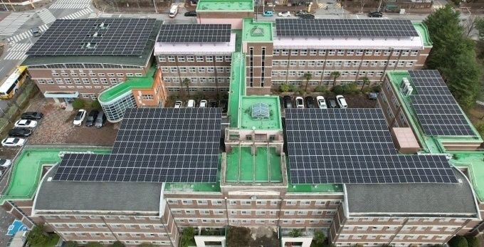 [광주=뉴시스] 일곡중학교 옥상에 설치된 태양광 발전시설. (사진 = 광주교육청 제공). 2024.07.10. photo@newsis.com *재판매 및 DB 금지