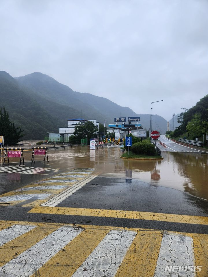 옥천군의회 "침수되는 경부고속도 금강IC 이설해야" 건의