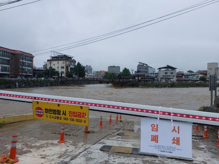 [옥천=뉴시스] 안성수 기자 = 10일 오전 집중호우로 범람한 충북 옥천군 옥천읍 금구천이 임시 폐쇄돼 있다. 옥천군에는 나흘간 평균 345.2㎜의 비가 내렸다. (사진=옥천군 제공) 2024.7.10. photo@newsis.com *재판매 및 DB 금지