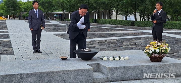 [김해=뉴시스]김상우기자= 김두관 더불어민주당 8·18 전당대회 당대표 후보가 10일 경남 김해 봉하마을 노무현 전 대통령 묘역을 참배하고 있다. 2024.07.10  woo@newsis.com