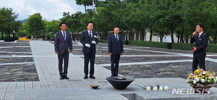 [김해=뉴시스]김상우기자= 김두관 더불어민주당 8·18 전당대회 당대표 후보가 10일 경남 김해 봉하마을 노무현 전 대통령 묘역을 참배하고 있다. 2024.07.10  woo@newsis.com