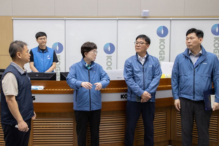 [세종=뉴시스]한국가스공사는 전국적으로 지속되고 있는 집중호우로 인한 피해를 방지하기 위해 현장 안전 대응 수위를 강화하기로 했다. 왼쪽에서 세번째 최연혜 가스공사 사장이다. (사진=한국가스공사 제공) *재판매 및 DB 금지