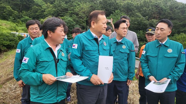 [부여=뉴시스] 조명휘 기자 = 박정현(왼쪽) 충남 부여군수가 10일 구교리 수해현장을 찾은 이상민 행정안전부 장관과 김태흠 충남지사에게 피해상황을 설명하고 있다. (사진= 부여군 제공) 2024.07.10. photo@newsis.com  *재판매 및 DB 금지