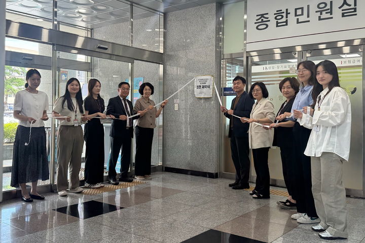 국민건강보험공단 영주봉화지사에서 '복지사각지대 신고센터' 현판식이 열리고 있다. (사진=영주시 제공) *재판매 및 DB 금지