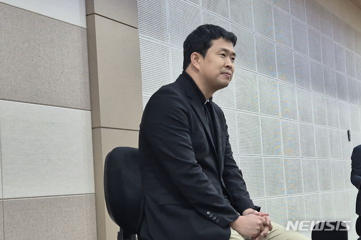 [부산=뉴시스] 김민지 기자 = 10일 오후 부산 남구 부산문화회관에서 제12대 홍석원 예술감독의 취임 기자회견이 진행되고 있다. 2024.07.10. mingya@newsis.com