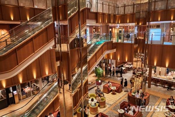 [서울=뉴시스]신세계백화점은 '하우스 오브 신세계'의 푸드홀 매출이 전년 동기 대비 3배 가까이로 올랐다고 11일 밝혔다.2024.07.11.(사진=신세계백화점 제공)photo@newsis.com