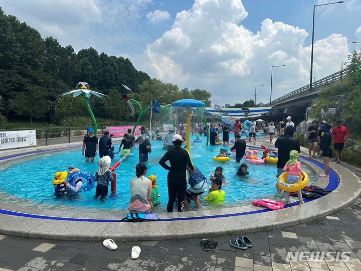 [서울=뉴시스]서울 서초구는 오는 13일부터 도심 속 워터파크 '양재천수영장'을 운영한다고 10일 밝혔다. (사진=서초구 제공). 2024.07.10. photo@newsis.com 