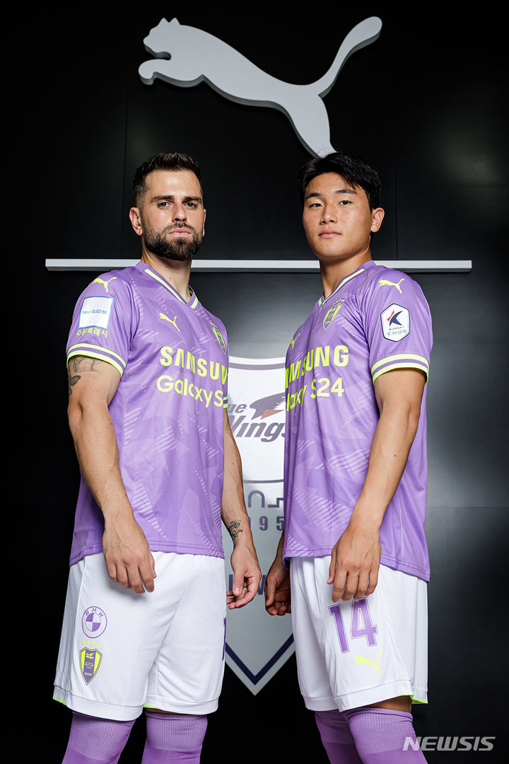 [서울=뉴시스]K리그2 수원, 보라색 서드 유니폼 공개. (사진=수원 삼성 제공)