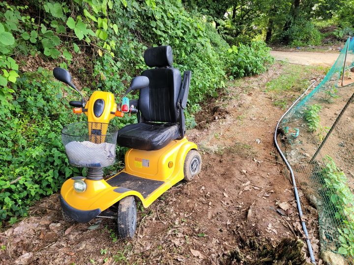 [울산=뉴시스] 길을 잃은 치매 노인이 타고 있던 전동휠체어. (사진=경기도소방재난본부 제공) 2025.01.08. photo@newsis.com *재판매 및 DB 금지