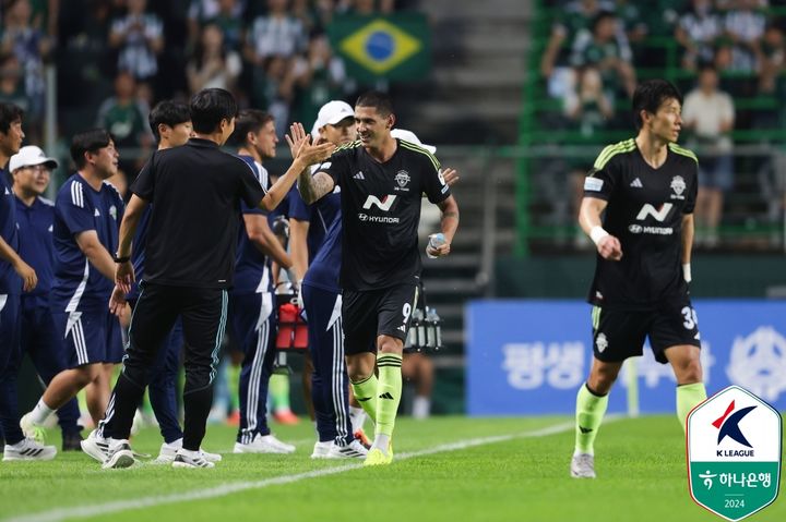 [서울=뉴시스] 프로축구 전북현대 티아고가 10일 전주월드컵경기장에서 열린 '하나은행 K리그1 2024' 22라운드 홈경기에서 득점을 기록한 뒤 세리머니를 펼치고 있다. (사진=한국프로축구연맹 제공) 2024.07.10. *재판매 및 DB 금지