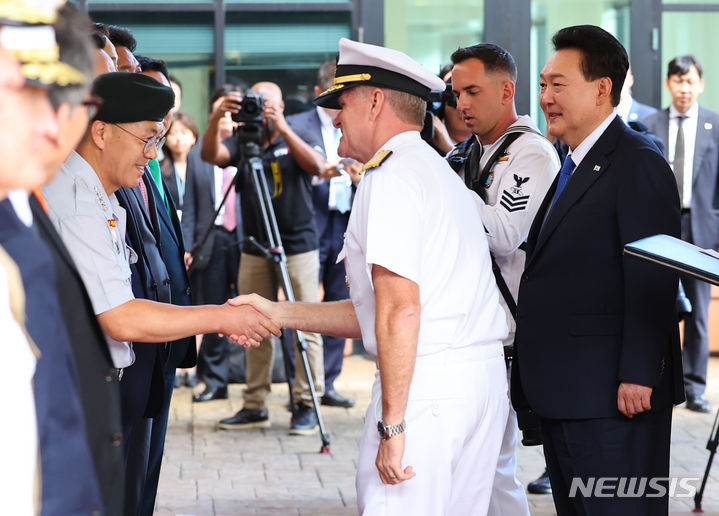 [호놀룰루=뉴시스] 최진석 기자 = 윤석열 대통령이 9일(현지시각) 미국 인도·태평양사령부에서 사무엘 파파로(가운데) 인도·태평양사령관에게 강호필 합참차장을 소개하고 있다. 2024.07.10. myjs@newsis.com