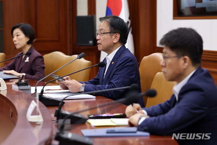 [서울=뉴시스] 배훈식 기자 = 최상목 경제부총리 겸 기획재정부 장관이 10일 오전 서울 종로구 정부서울청사에서 열린 경제관계장관회의에서 발언하고 있다. 2024.07.10. dahora83@newsis.com