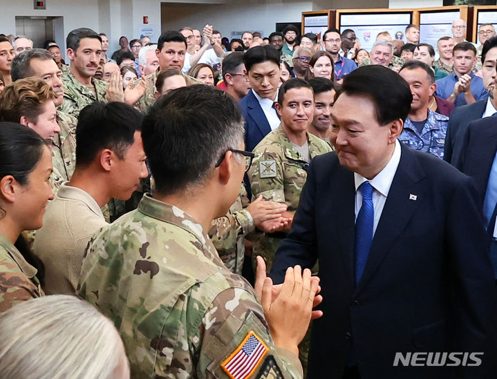 [호놀룰루(하와이)=뉴시스] 최진석 기자 = 윤석열 대통령이 9일(현지시각) 미국 인도·태평양사령부에서 열린 미 장병 격려행사에서 격려사를 마친 뒤 미군 장병들과 인사하고 있다. 2024.07.10. myjs@newsis.com