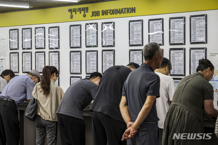 [서울=뉴시스] 정병혁 기자 = 10일 서울 마포구 서부고용복지플러스센터를 찾은 구직자들이 상담을 위해 서류를 작성하고 있다.  '2024년 6월 고용동향'에 따르면 지난달 취업자 수는 2890만 7000명으로 전년 동월 대비 9만 6000명 증가했다. 취업자 수는 40개월 연속 증가세를 이어갔지만 청년 취업자는 20개월 연속 감소했다. 실업자는 8개월 연속 늘었고, 비경제활동인구는 40개월 만에 증가로 전환했다.  4월 20만명대를 기록한 증가폭이 5월 8만명을 기록한 후 두 달 연속 10만명대로 올라서지 못했다.2024.07.10. jhope@newsis.com