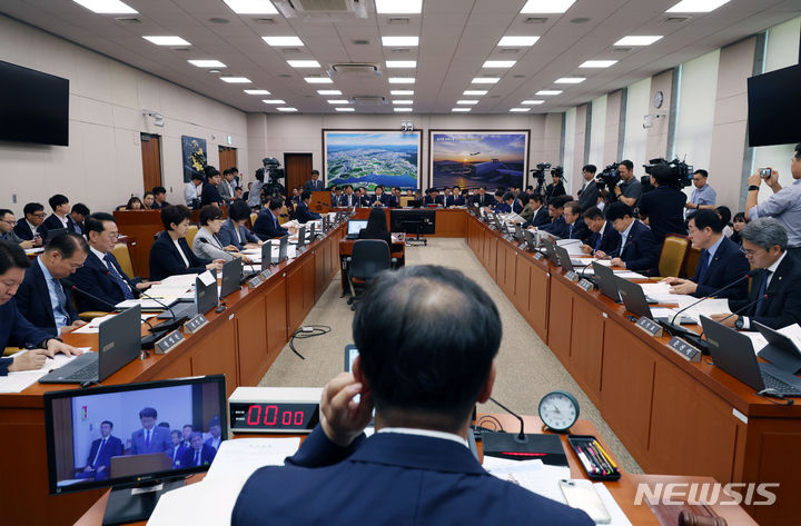 [서울=뉴시스] 고승민 기자 = 박상우 국토교통부 장관이 10일 서울 여의도 국회에서 열린 국토교통위원회 전체회의에서 업무보고를 하고 있다. 2024.07.10. kkssmm99@newsis.com