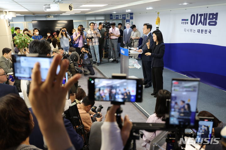 [서울=뉴시스] 조성우 기자 = 이재명 더불어민주당 전 대표가 10일 오전 서울 여의도 중앙당사에서 8·18 전당대회 당 대표 출마 선언을 하고 있다. 2024.07.10. xconfind@newsis.com