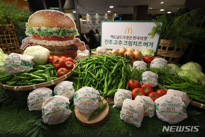 [서울=뉴시스] 김선웅 기자 = '맥도날드 한국의 맛 프로젝트'의 일환으로 출시된 신메뉴 진주 고추 크림치즈 버거·머핀. 2024.07.11. mangusta@newsis.com