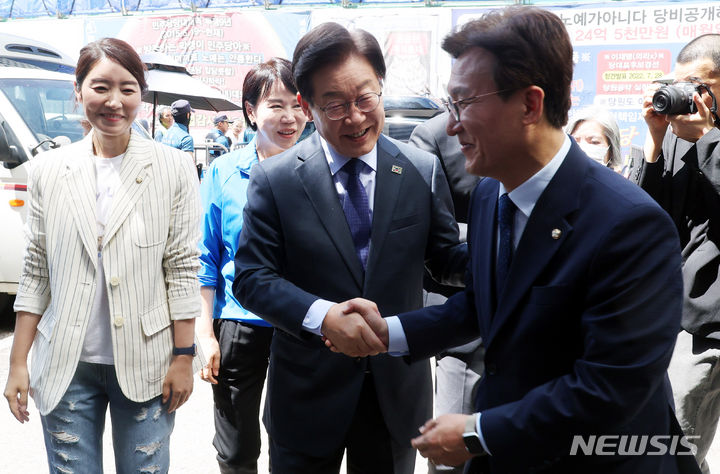 [서울=뉴시스] 조성봉 기자= 이재명 더불어민주당 전 대표가 10일 오전 서울 여의도 중앙당사 입구에서 당 대표 출마선언을 하기 전 김민석(오른족) 의원과 악수하고 있다. 2024.07.10. suncho21@newsis.com